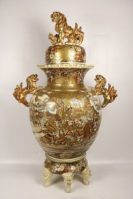 Коро с крышкой &laquo;Самураи в походе&raquo;. Фаянс, лепка, надглазурная роспись золотом и полихромными 