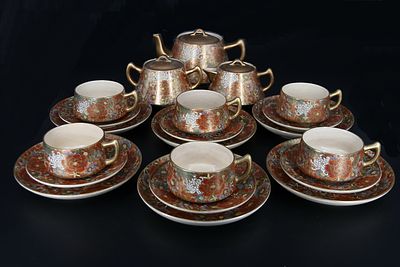 Чайный сервиз &laquo;Тысяча цветов&raquo;. Чайный сервиз на шесть персон.
Фаянс, роспись золотом и 