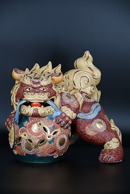 Лев &laquo;Карасиси&raquo;. Фарфор, лепка, роспись золотом и полихромными эмалевыми красками.
Япония, начало 