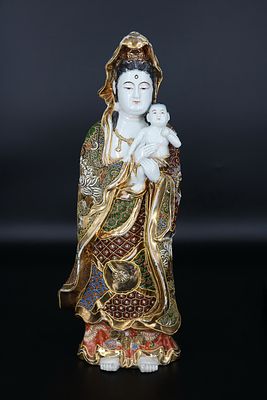 Богиня милосердия &laquo;Каннон&raquo;. Фарфор, роспись золотом и полихромными эмалевыми красками.
Япония 