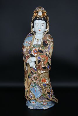 Богиня милосердия &laquo;Каннон&raquo;. Фарфор, роспись золотом и полихромными эмалевыми красками.
Япония 
