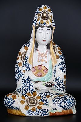 Богиня милосердия &laquo;Каннон&raquo;. Фарфор, роспись золотом и полихромными эмалевыми красками.
Япония 