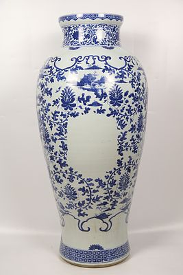 &laquo;Солдатская ваза&raquo;. Фарфор, подглазурная роспись кобальтом.
Китай, XVIII век.
Высота 110 см 