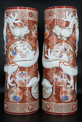 Вазы парные &laquo;Драконы&raquo;. Фарфор, надглазурная роспись золотом и железными красителями.
Япония. 