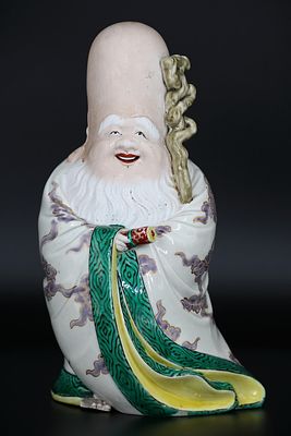 Божество счастья и ученой карьеры &laquo;Фукурокудзю&raquo;. Фарфор, лепка, роспись эмалевыми красками. 