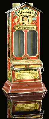 STOLLWERCK | Zustand: (1+) | Schokoladen Spar-Automat, Blech, fein lithographiert, Köln um 1900 