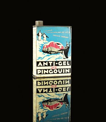 ANTI-GEL PINGOUIN (1-). Oil can, tin, filling capacity 2 l, BE 1950, H 24 cm / H 9.5 in, Ets. J. 