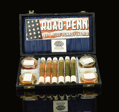 ROAD PENN MUSTERKOFFER (1). Old sample case with 10 old labeled grease and oil testers, all 