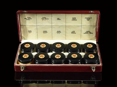 CALTEX MUSTERKOFFER (1). Old sample case with 10 old labeled grease and oil testers, all still 