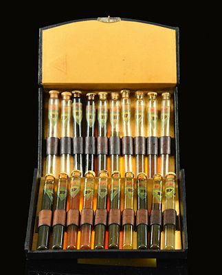 BP SAMPLE SET (1). Old sample case with 22 old labeled grease and oil testers, most of them 