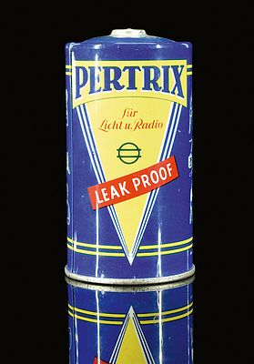PERTRIX (1). Money saver in battery shape, GER around 1960, H 12 cm / H 4.7 in, rare