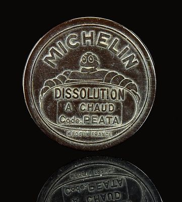 MICHELIN "PEATA" (1). Bakelite can with Bibendum depiction, F 1930s, &Oslash; 8,5 cm, H 8 cm / &Oslash; 3.3 in 