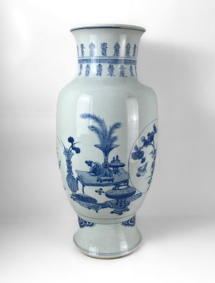 A CHINESE BLUE AND WHITE UNDERGLAZED VASE WITH 'HUNDRED ANTIQUES' AND ELEPHANT, KANGXI PERIOD 