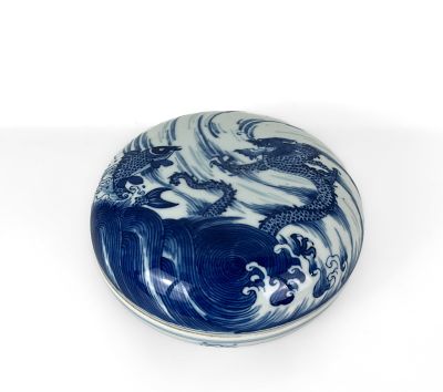 A CHINESE BLUE AND WHITE COVERED BOX WITH FISH AND DRAGON DECORATION, KANGXI PERIOD. A CHINESE 