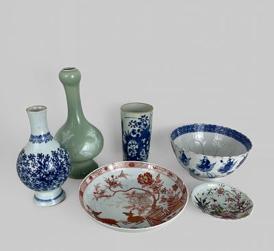 SIX CHINESE PORCELAIN ITEMS, KANGXI PERIOD OR EARLIER. SIX CHINESE PORCELAIN ITEMS, KANGXI 