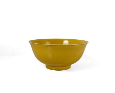 A CHINESE YELLOW-GLAZED BOWL, XUANTONG MARK AND PERIOD. 7.5 H 16 CM IN DIAMETER GOOD CONDITION