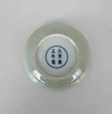 A FINE CHINESE INCISED CELADON-GLAZED DISH, YONGZHENG MARKS 12 CM DIAMETER 2.5 CM HIGH GOOD 