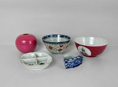 FIVE CHINESE ITEMS INCLUDING A RUBY-PINK BRUSH WASHER, 19-20TH CENTURY. RUBY-PINK BRUSHWASHER 7 