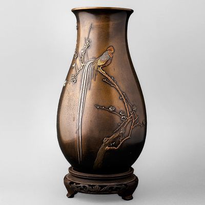 VASE DECORATED WITH A MOTIF OF A ROOSTER PERCHED ON A BRANCH, JAPAN, MEIJI PERIOD (1868-1912) 