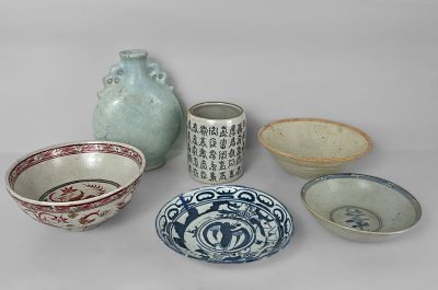 SIX CHINESE PORCELAIN ITEMS INCLUDING A SMALL BRUSH-POT WITH 'HUNDRED-SHOU' 19-20TH CENTURY 