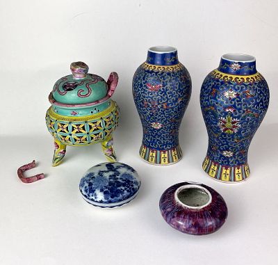 FIVE CHINESE PORCELAIN ITEMS INCLUDING A SMALL BLUE AND WHITE COVERED BOX, ETC, 19-20TH CENTURY. 