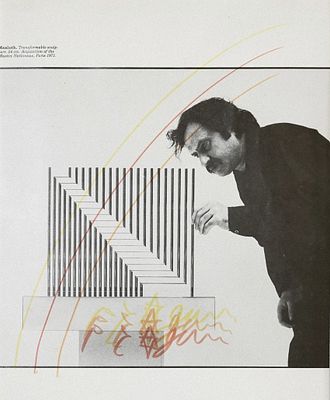 יעקב אגם (נ. 1928) - דיוקן עצמי ליד הפסל "מעלות", 1972, רישום צבעוני בעט לבד על דף קטלוג המציג את 