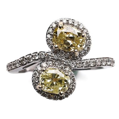 A YELLOW DIAMOND AND DIAMOND RING, SET IN WHITE GOLD. Dimensions:Ring Size: 17.5 mm 