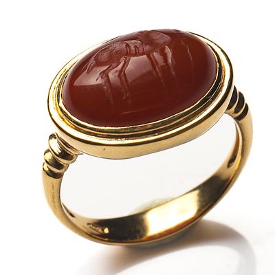 N ANCIENT ROMAN AGATE INTAGLIO RING WITH STAG, SET IN 22K GOLD. Dimensions Ring Size: HK 