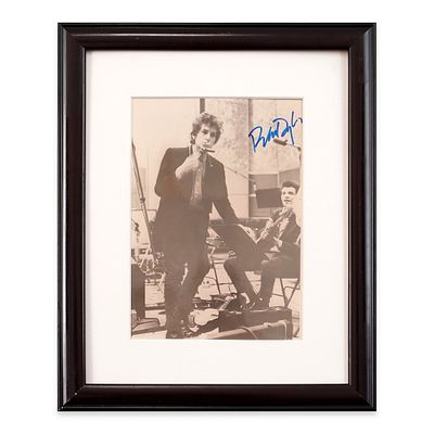 BOB DYLAN, SIGNED GELATIN SILVER PHOTOGRAPH. Image Dimensions: 9 7/8 x 6 7/8 in (25 x 17.6 cm) 