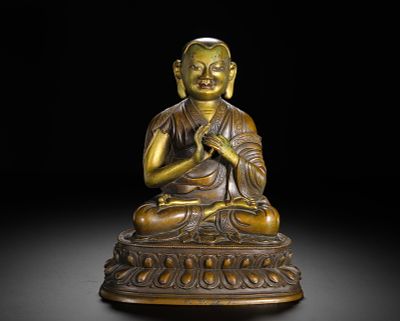 A SEATED FIGURE OF A COPPER ALLOY MASTER FROM THE QING DYNASTY. H:21cm(8.27in) W:16cm(6.30in) 