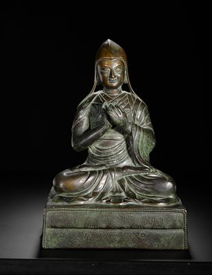 A SEATED STATUE OF MASTER TSONGKHAPA IN COPPER ALLOY FROM THE QING DYNASTY. H:30cm(11.81in) 