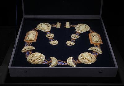 A SET OF GOLD-INLAID JADE BELT PLATES FROM THE MING DYNASTY. H:8cm (3.15in) W:8cm (3.15in) This 