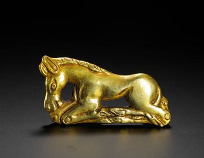 GOLD RECLINING HORSE ORNAMENTS FROM THE HAN DYNASTY. H:8cm (3.15in) W:15cm (5.91in) Weight:150g 
