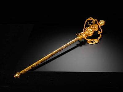TANG DYNASTY GILDED BRONZE ZEN STAFF. H:68cmW:13cmWeight:1090g This is a gilt-bronze Buddhist 