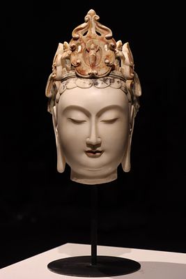 A WHITE MARBLE BODHISATTVA FROM THE NORTHERN QI DYNASTY. H:33cm H:51cm Condition: ALL SOLD AS IS 