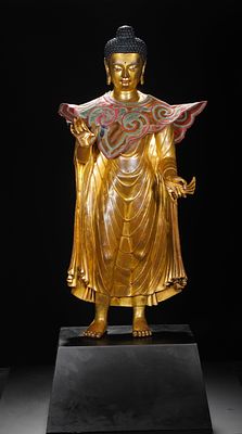 A GILDED BRONZE STATUE OF SAKYAMUNI BUDDHA FROM THE QING DYNASTY. H:72cmW:26cmWeight:17950g This 