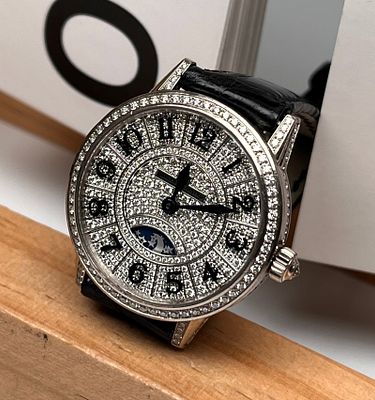 JAEGER-LECOULTRE 18K WHITE GOLD CASE DIAMOND-SET LADIES' WATCH. 29MM 18K WHITE GOLD CASE SET 
