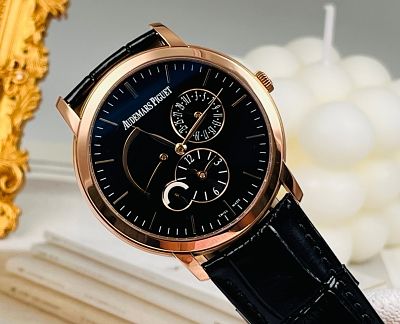 AUDEMARS PIGUET 18K ROSE GOLD WATCH. 41MM CASE WITH THREE-DIMENSIONAL HOUR MARKERS AND HANDS, 12 