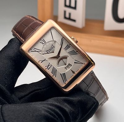 PIAGET 18K ROSE GOLD CASE WITH DARK BROWN ALLIGATOR LEATHER STRAP. 31 MM CASE DIAMETER, 18K ROSE 