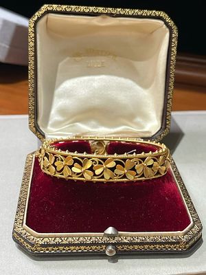 8K GOLD CLOVERLEAF SKELETONIZED BRACELET. WEIGHT: 25.6G, WIDTH: 14.5MM, WRIST FITS UP TO 17MM 