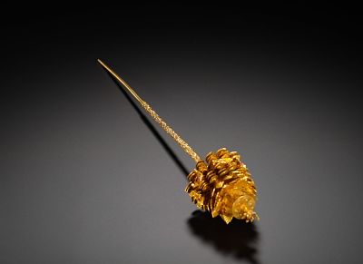 A GILDED BRONZE HAIRPIN INLAID WITH RUBIES. LONG:35.5CM (13.98IN) WIDTH:6CM (2.36IN) WEIGHT:150G 