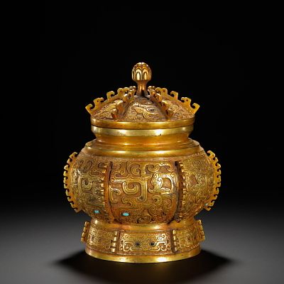 QING DYNASTY GILDED BRONZE WITH AN IMITATION ANIMAL FACE PATTERN WITH A HALBERD-SHAPED LID JAR. H 