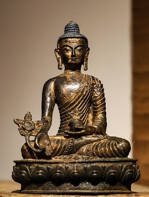 A SITTING STATUE OF THE MEDICINE BUDDHA IN GILDED COPPER FROM THE MING DYNASTY. WEIGHT:1250G 