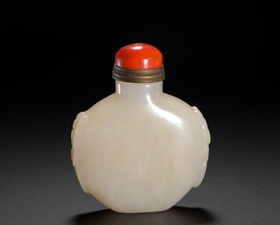QING DYNASTY HETIAN WHITE JADE WITH HEAD AND EAR SNUFF POT. H:6.5CM (2.56IN) W:5.5CM (2.17IN) 