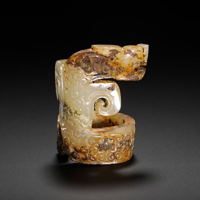 WHITE JADE PENDANT WITH GRAIN PATTERN AND DRAGON HEAD FROM HETIAN IN THE WARRING STATES PERIOD. H 