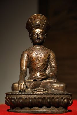 A GILDED BRONZE PORTRAIT OF A MASTER FROM THE QING DYNASTY. H:20CM (7.87IN) L:13CM (5.12IN) 
