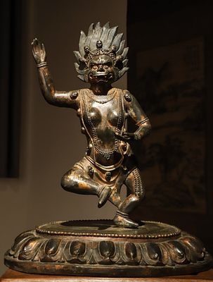 A LION-FACED BUDDHA MOTHER IN THE QING DYNASTY. WEIGHT:12000G (26.46LB) H:58CM (22.83IN) L:45CM 