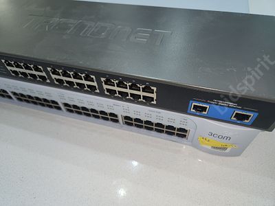 ציוד רשת שונה. ללא כבלים חשמל, מצב לא ידוע