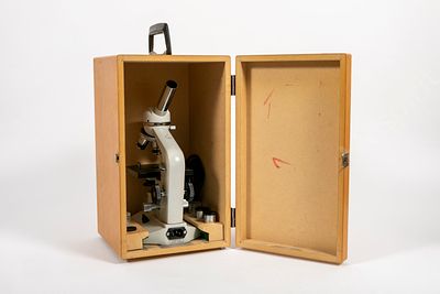 מיקרוסקופ חשמלי Euromex Holland. מיקרוסקופ חשמלי תקין, איכותי תוצרת Euromex Holland 
בתוך ארגז 
