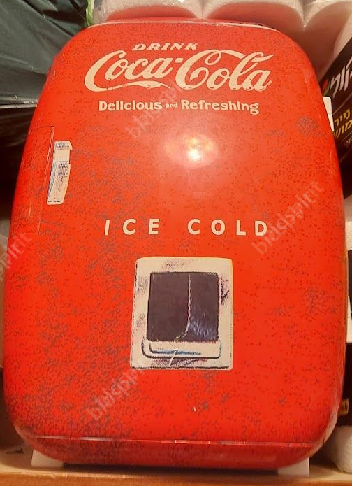 מקרר קטן ממותג קוקה קולה. עובד, יש כבל חשמל לרכב, ללא אחריות. 
היה בשימוש לימים בודדים. 
דגם 